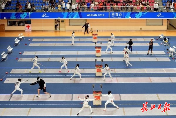  2019年6月4日，武汉商学院体育馆正在进行的现代五项测试赛之一的击剑比赛现场。记者喻志勇 摄