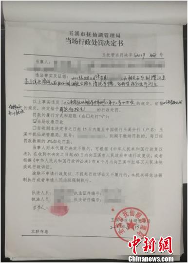 游客在抚仙湖边洗车被罚 网友：用Ⅰ类水洗车太无知