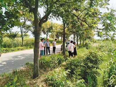 抢过杀虫剂就跑！女子轻生店主及时报警化解危机