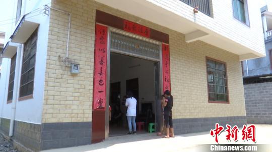 广西百岁夫妻相伴90年四代同堂 儿孙筹钱为其建乡间别墅