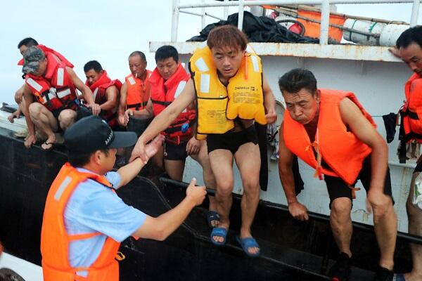 舟山渔船撞上山体 凌晨4点海上大营救13名船员全部获救