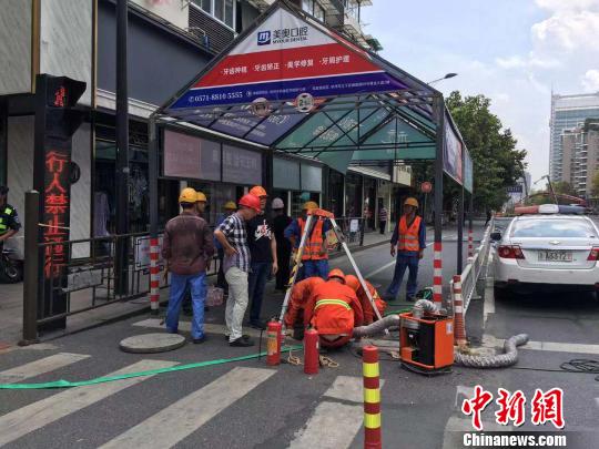 杭州市区路面塌陷：地铁施工渗漏水所致（图）