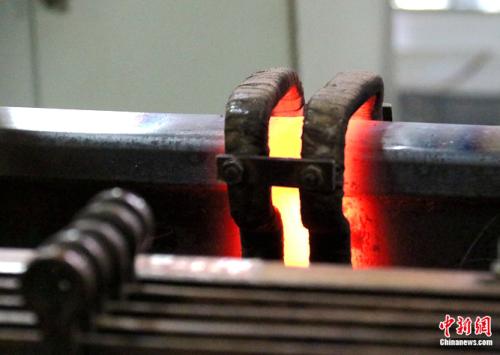 高铁钢轨生产线探秘：火车“哐当”声是如何消失的？