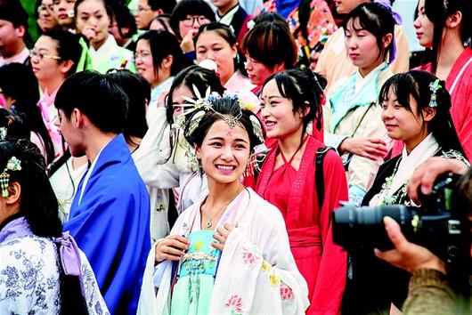 汉服款款走入百姓家 穿汉服“轧马路”的人越来越多