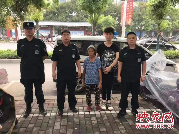 粗心！小伙忙下车将七旬奶奶遗忘在火车上 民警帮找回