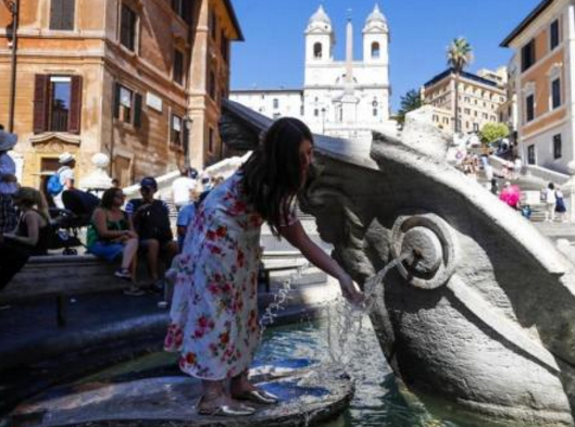 资料图：意大利遭遇高温袭击，游客戏水消暑
