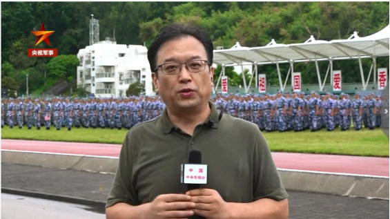 　　2019年8月30日，倪宁现场报道驻香港部队举行第22次轮换任务完成后的首次升旗仪式