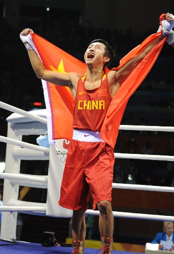 资料图： 2008年北京奥运会，邹市明在拳击48公斤级比赛中夺金（ 新华社）