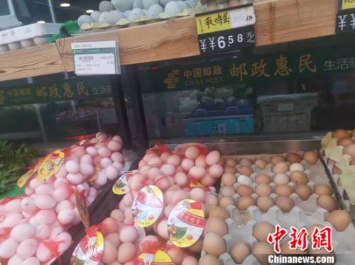 图为北京丰台一家社区超市的鸡蛋区。 谢艺观 摄