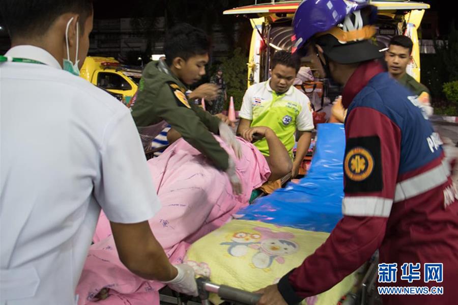 11月5日，救援人员在泰国南部也拉府袭击发生地救助死伤者。新华社发
