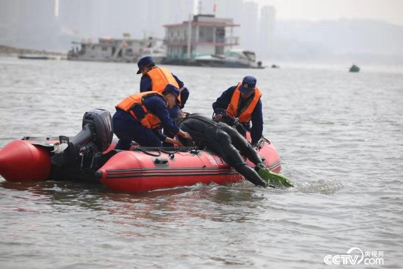 胡东林所在中队正在做“水域救援”演练。（何川 摄）