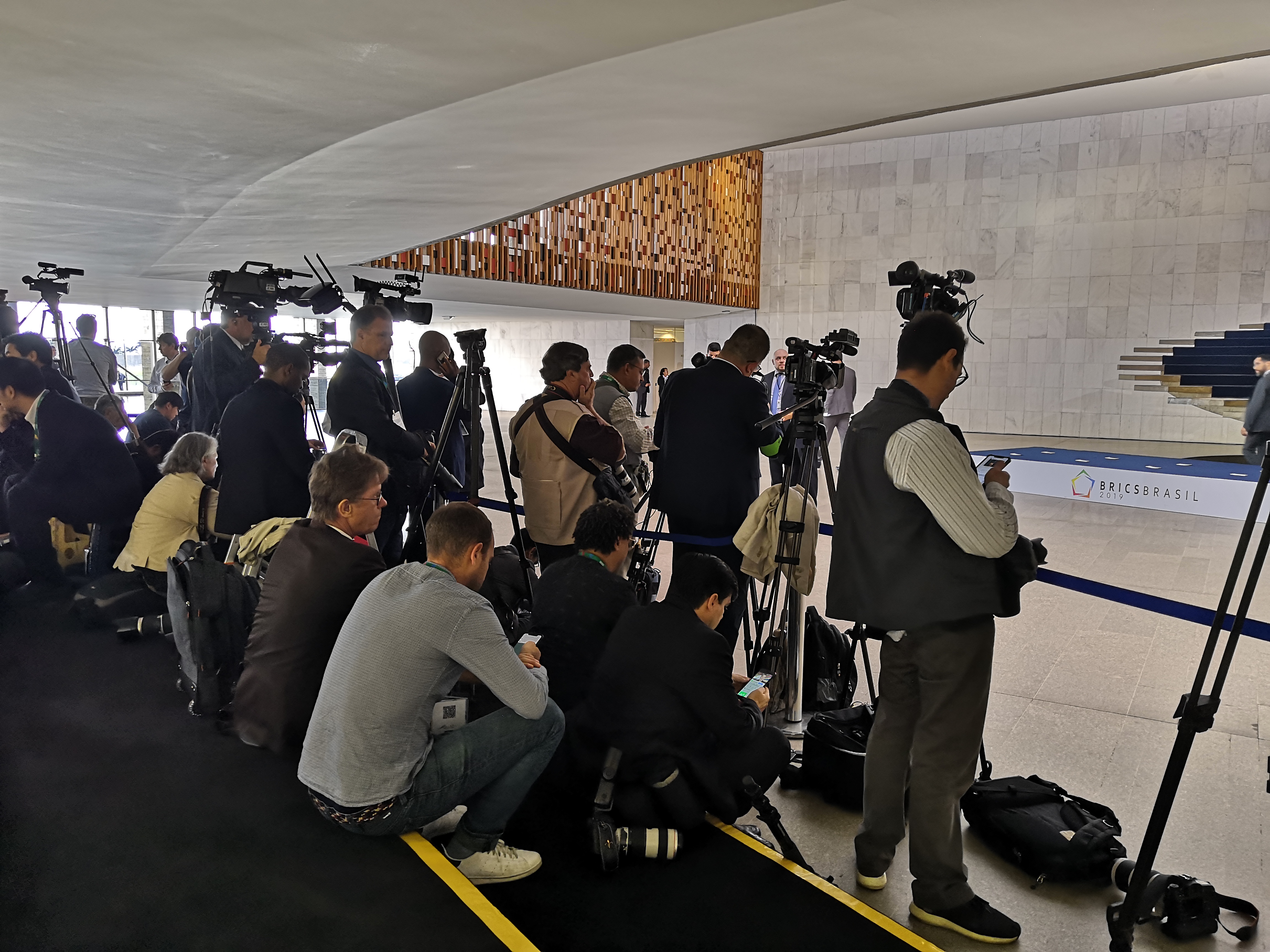 (央视记者 申勇 李铮 荆伟 李炜 形彬)