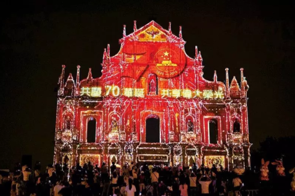 在澳门标志性建筑大三巴牌坊上演