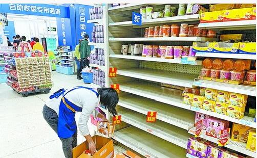 便利店发现,冲泡类奶茶颇受年轻群体欢迎,销售火爆,超市员工频频补货