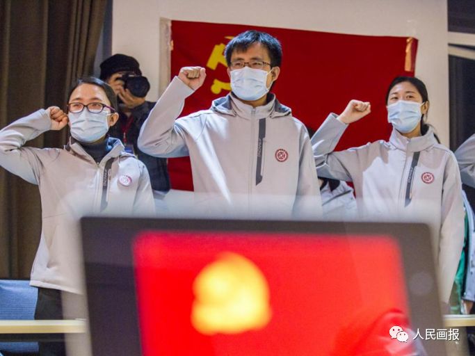 遵守党的章程&hellip;&hellip;" 三位中共预备党员 面向党旗高举右拳