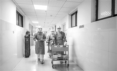 一线医护人员正在救治患者。新华社发