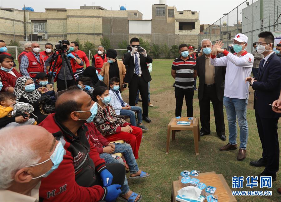 　　3月16日，在伊拉克巴格达，中国医疗专家展示科学的洗手方法。 新冠肺炎疫情发生以来，习近平主席时刻关注国内外疫情形势，高度重视抗疫国际合作，多次作出重要指示批示，频频开展元首外交，从构建人类命运共同体高度，亲自推动疫情防控国际合作。 新华社发（哈利勒&middot;达伍德摄）