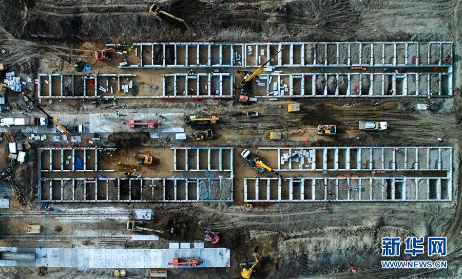 　　这是3月19日在俄罗斯首都莫斯科郊外拍摄的方舱医院施工现场。为集中救治可能出现的新冠病毒社区感染者，俄罗斯疫情防控单位参考中国经验，牵头在莫斯科市远郊开始建设此次疫情中该国首个方舱医院。 新冠肺炎疫情发生以来，习近平主席时刻关注国内外疫情形势，高度重视抗疫国际合作，多次作出重要指示批示，频频开展元首外交，从构建人类命运共同体高度，亲自推动疫情防控国际合作。 新华社/卫星社