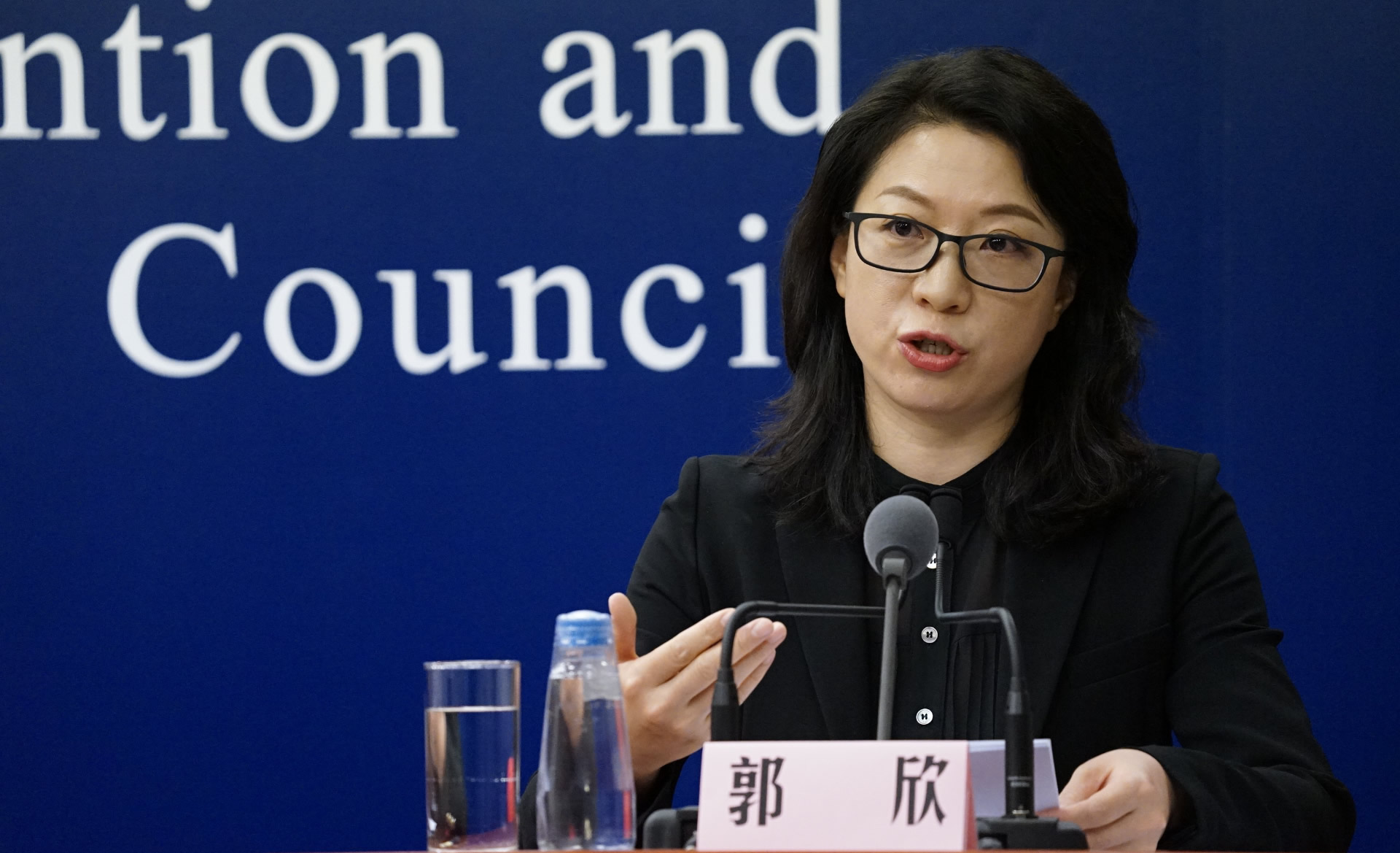 学校卫生所所长郭欣女士介绍了为降低近视风险的课桌椅设置注意事项