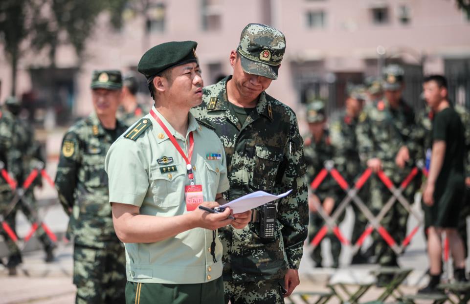 裁判员密切关注赛场情况杨慧斌摄