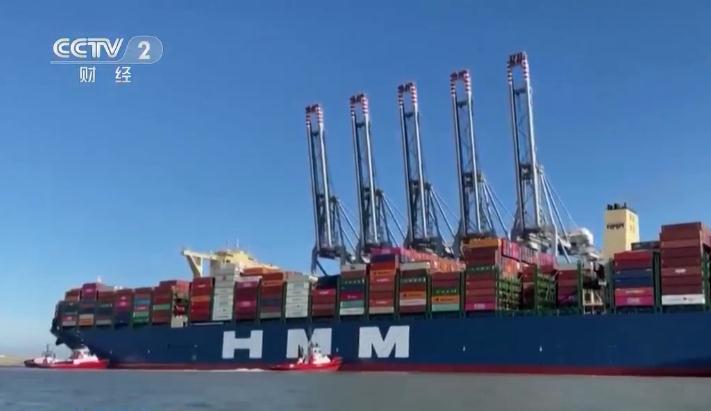 全球最大集装箱船可装载23964个标准箱首次驶抵英国伦敦