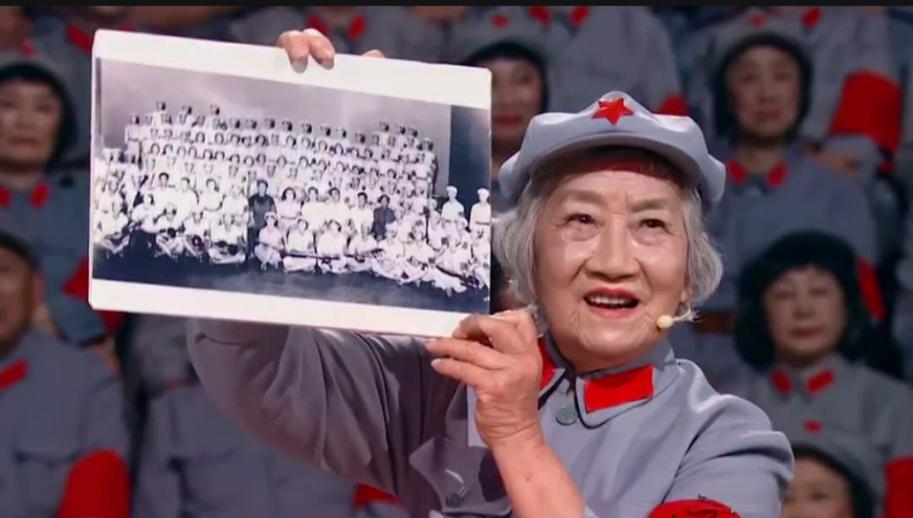 "Singing in Old Age" 87-year-old Grandma Xie Gongcan showed a group photo of the chorus members of "Long March Songs" and Premier Zhou.