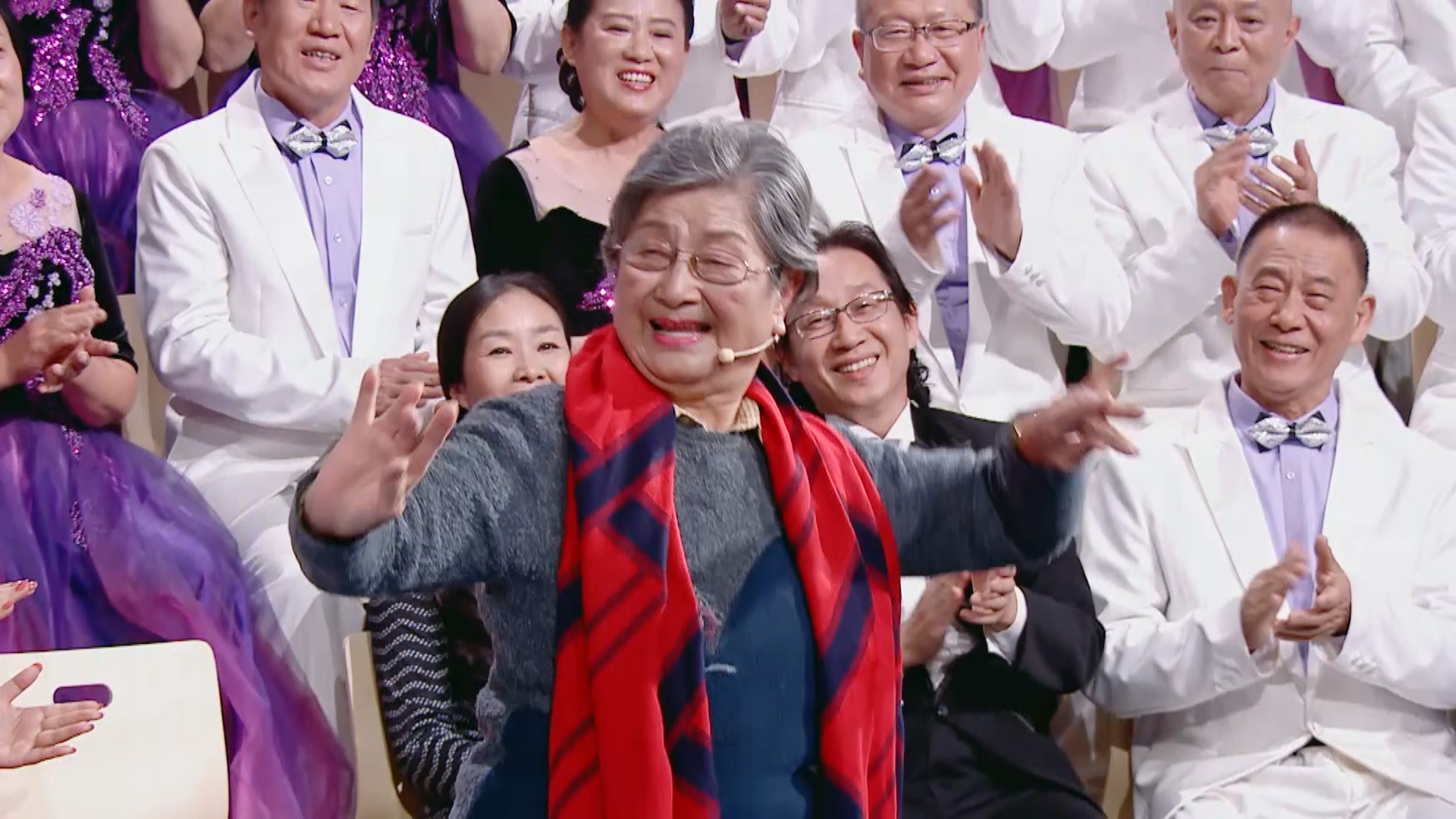 "Singing in Old Age" 83-year-old grandma Huang Deqiong reappeared tea things, which was performed in Beijing in 1952.