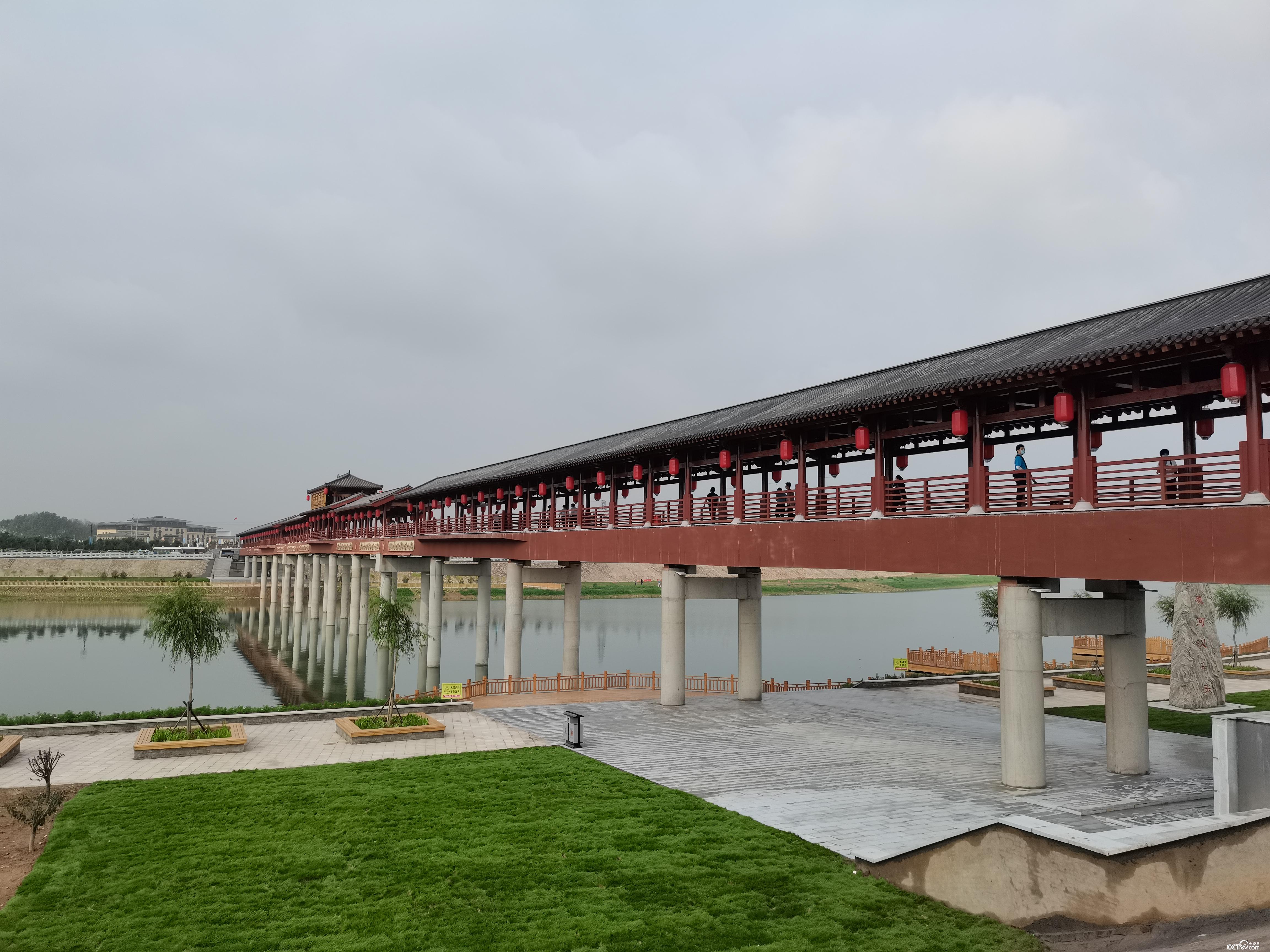 "新汉风"廊桥横跨水面,站在廊桥之上槐河美景尽收眼底.(徐辉 摄)