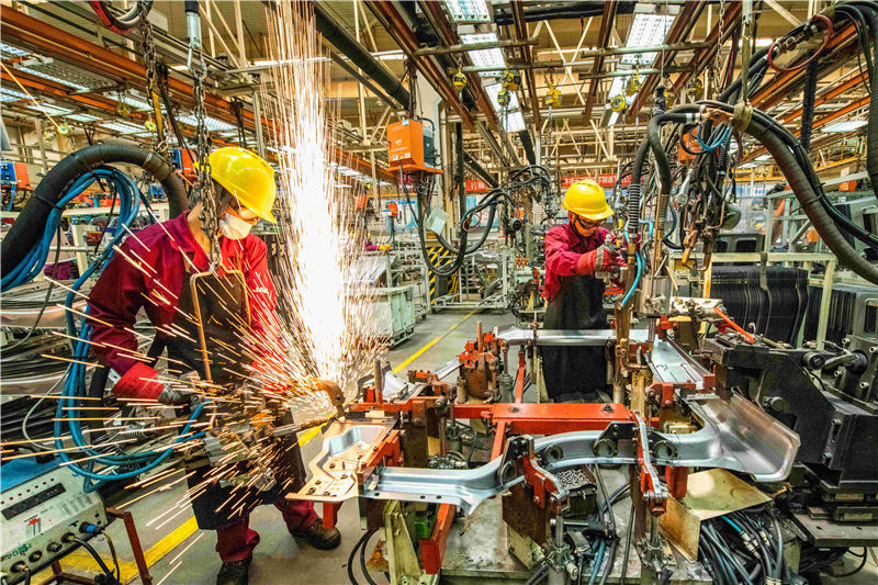 6月30日，工人在山东省青州市一家汽车制造企业的冲焊车间内生产作业。