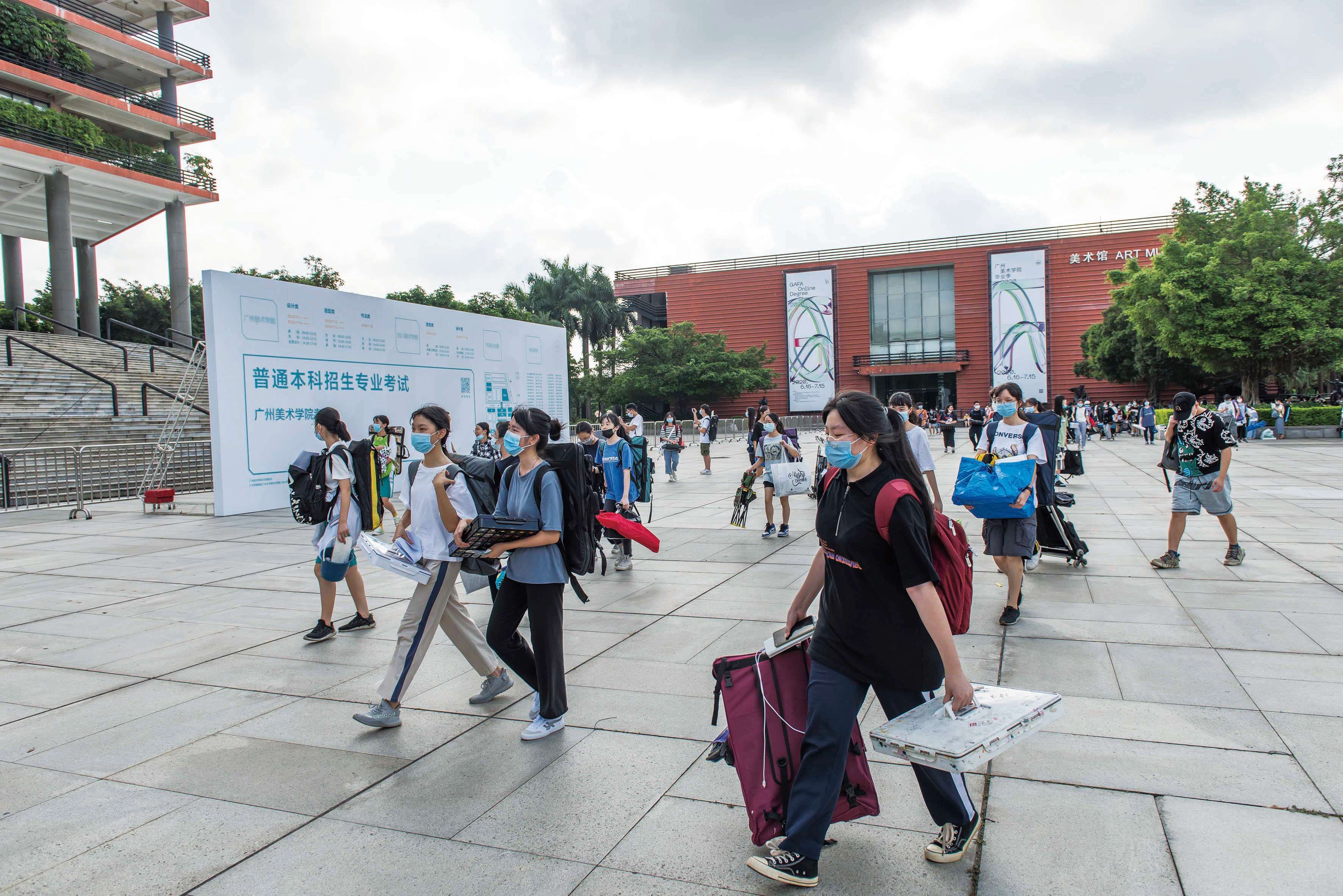 广州美术学院2020年普通本科招生专业复试当天，考生走向考场。