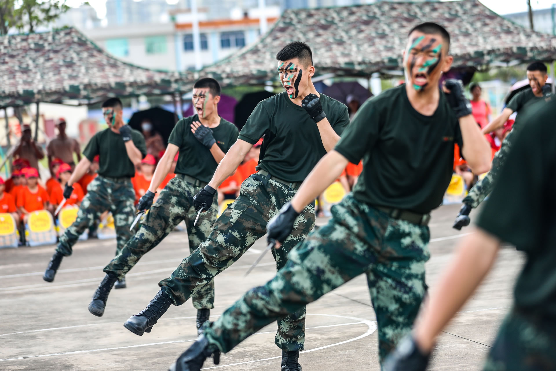 武警广西总队钦州支队贫困学生进军营感受强大国防图4