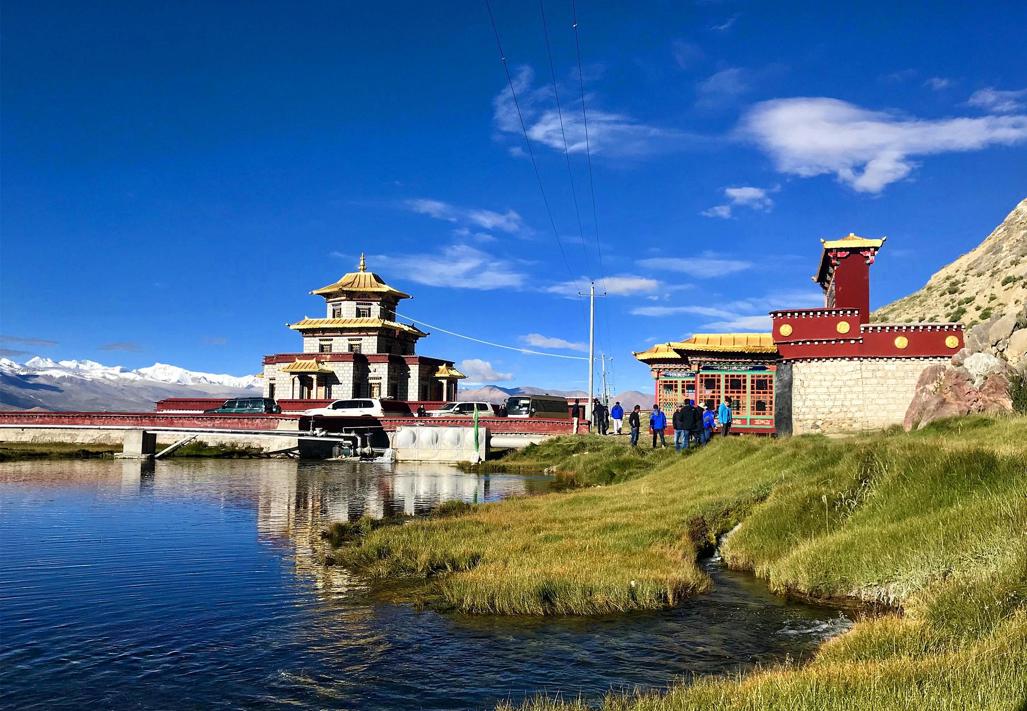 The springs at Tingri County, Xigaze City, Tibetan Autonomous Region provide clean water for 80 poverty-hit local households.