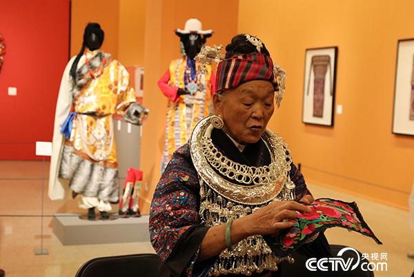 刺绣传承人潘玉珍在活动现场向观众介绍苗族刺绣技艺