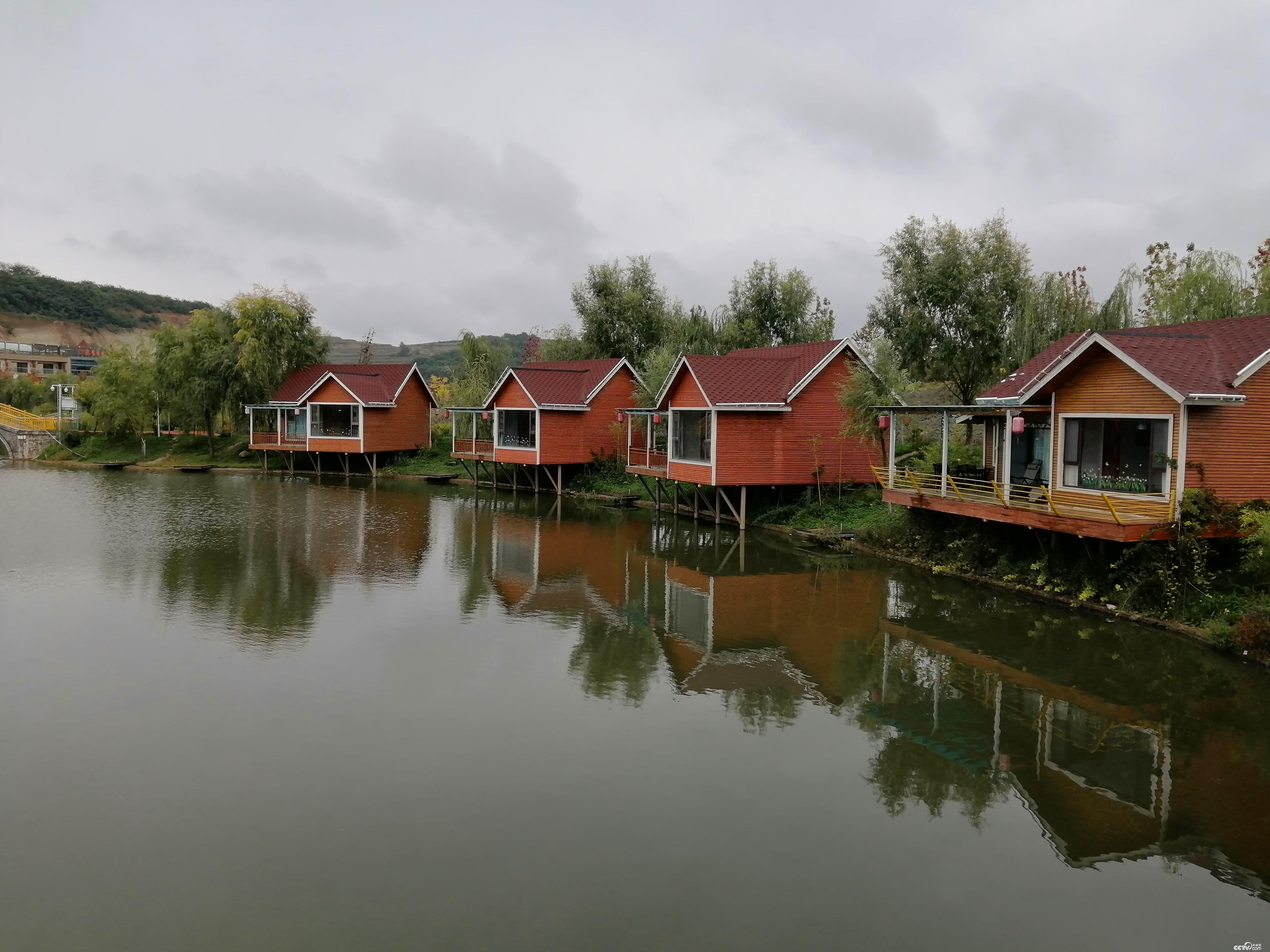 孙集村青鹃湖的湖边小木屋