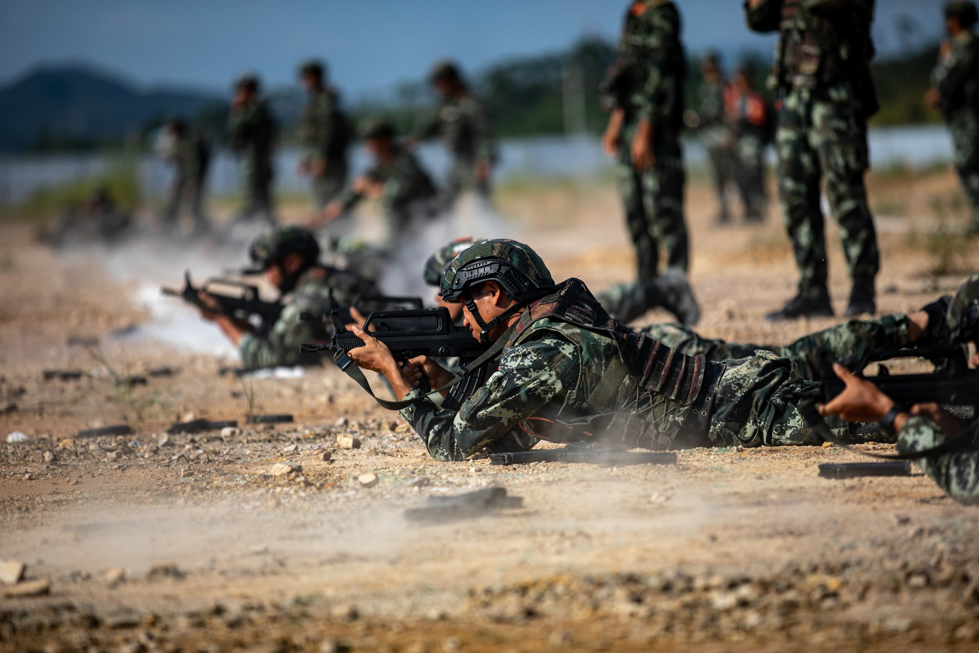 武警趴射击图片