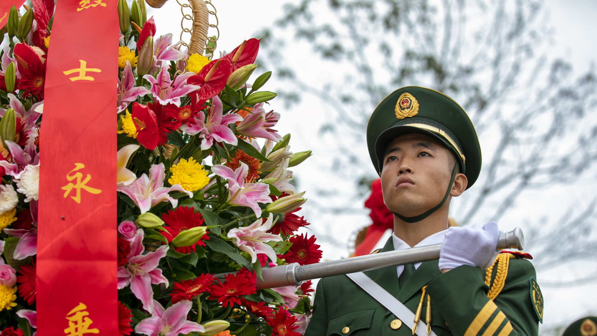 《我们是共产主义接班人》礼兵迈着从容稳健的步伐并将花篮敬献在纪念