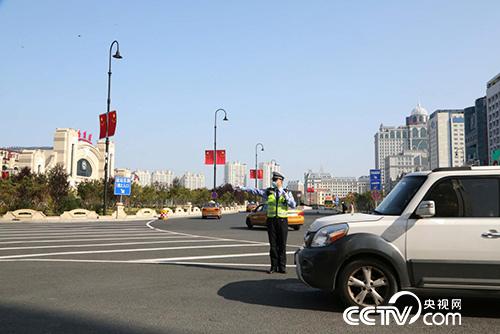 交警在哈尔滨火车站前疏导交通。