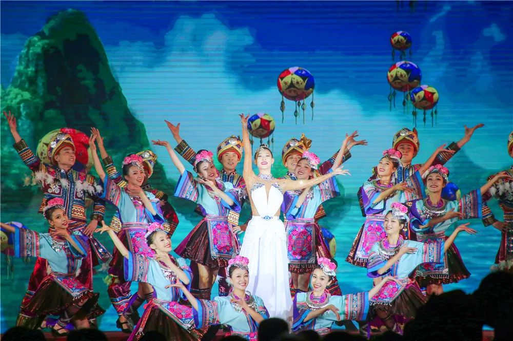 国家一级演员,著名壮族青年女高音歌唱家李卫红演唱了广西民族特色