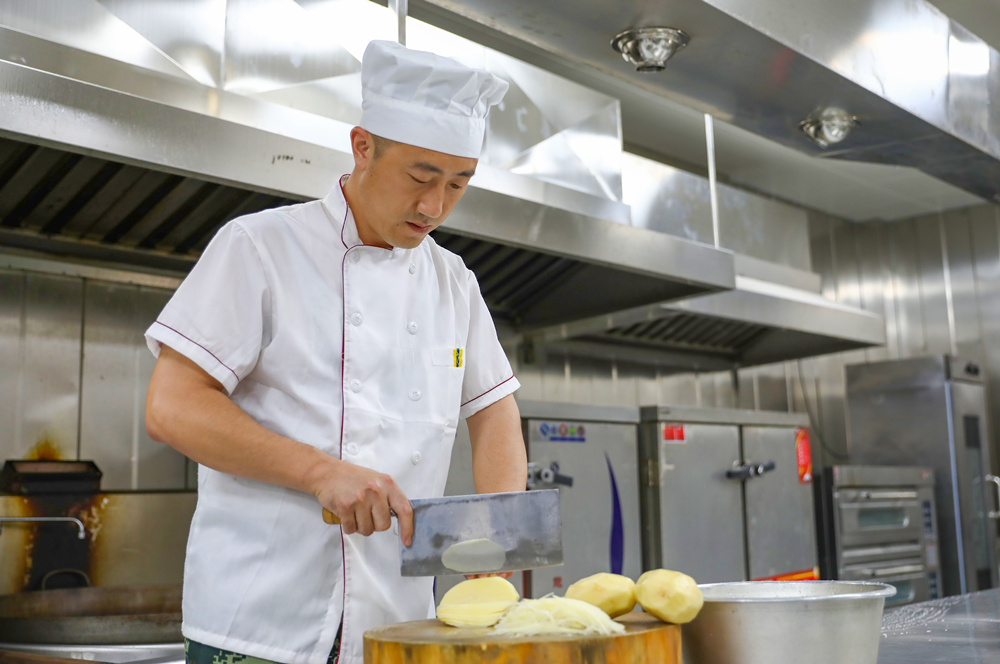 2020年11月26日，伊长青正在切土豆丝。