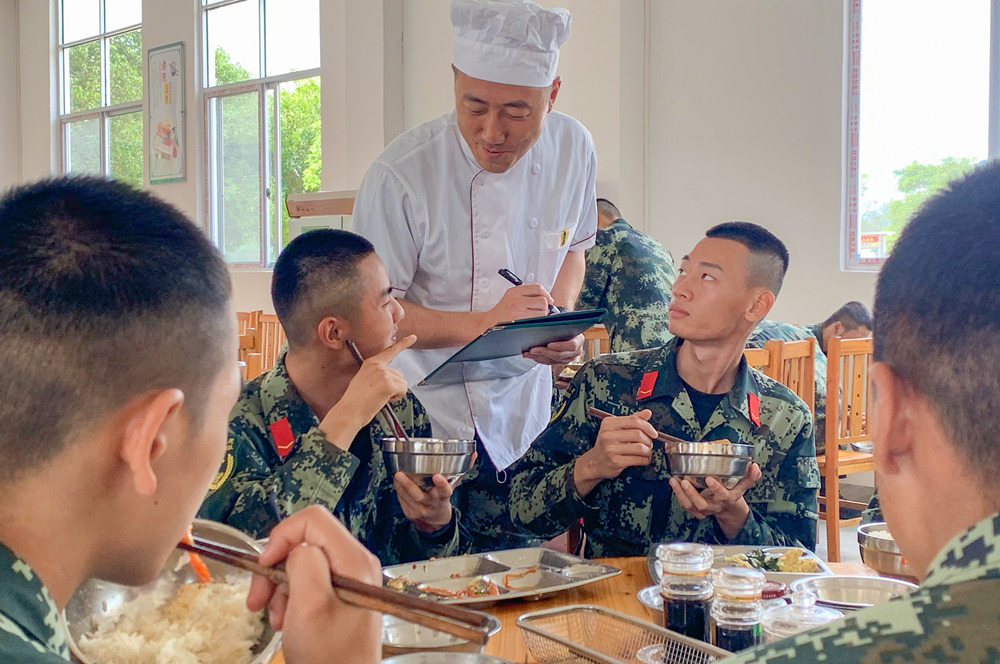 2020年11月26日，伊长青在新兵连询问新兵菜品意见。