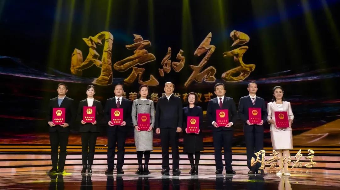 图 | 中央组织部副部长、国家公务员局局长傅兴国(中) 为获奖者颁奖
