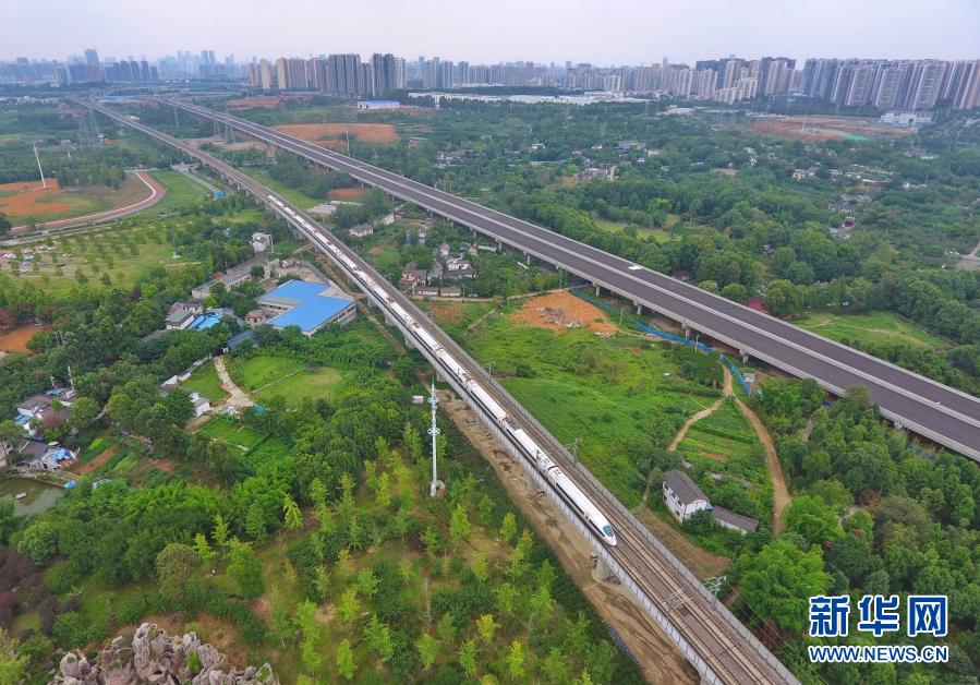 高铁列车在成渝客专铁路线上行驶（2020年7月22日摄，无人机照片）。新华社记者 刘坤 摄