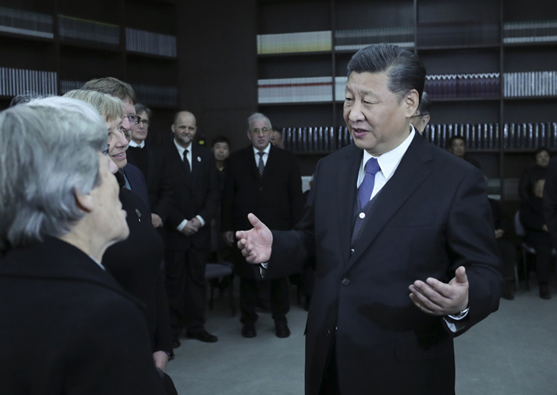 △2017年12月13日，习近平出席南京大屠杀死难者国家公祭仪式。这是公祭仪式结束后，习近平亲切会见南京大屠杀幸存者代表和为中国人民抗日战争胜利作出贡献的国际友人亲属代表。