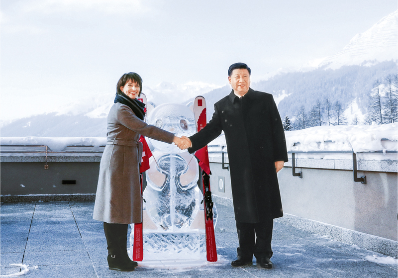 2017年1月17日，国家主席习近平同瑞士联邦主席洛伊特哈德在达沃斯共同启动中瑞旅游年。两国元首在熊猫冰雕像和印有中瑞两国国旗及“中瑞旅游年”字样的滑雪板旁合影留念。 新华社记者 丁林/摄