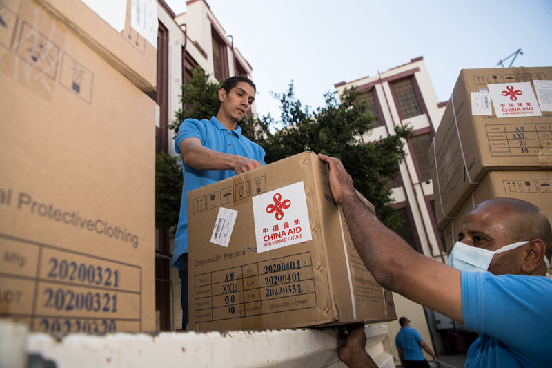 5月10日，在埃及首都开罗，工作人员搬运中国政府援助的第二批抗疫物资。新华社记者 邬惠我 摄