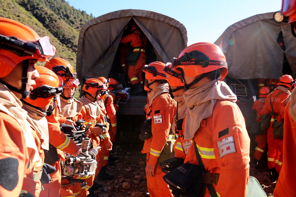 四川省森林消防总队乡城大队队员抵达执勤地域(本组图片由四川省森林