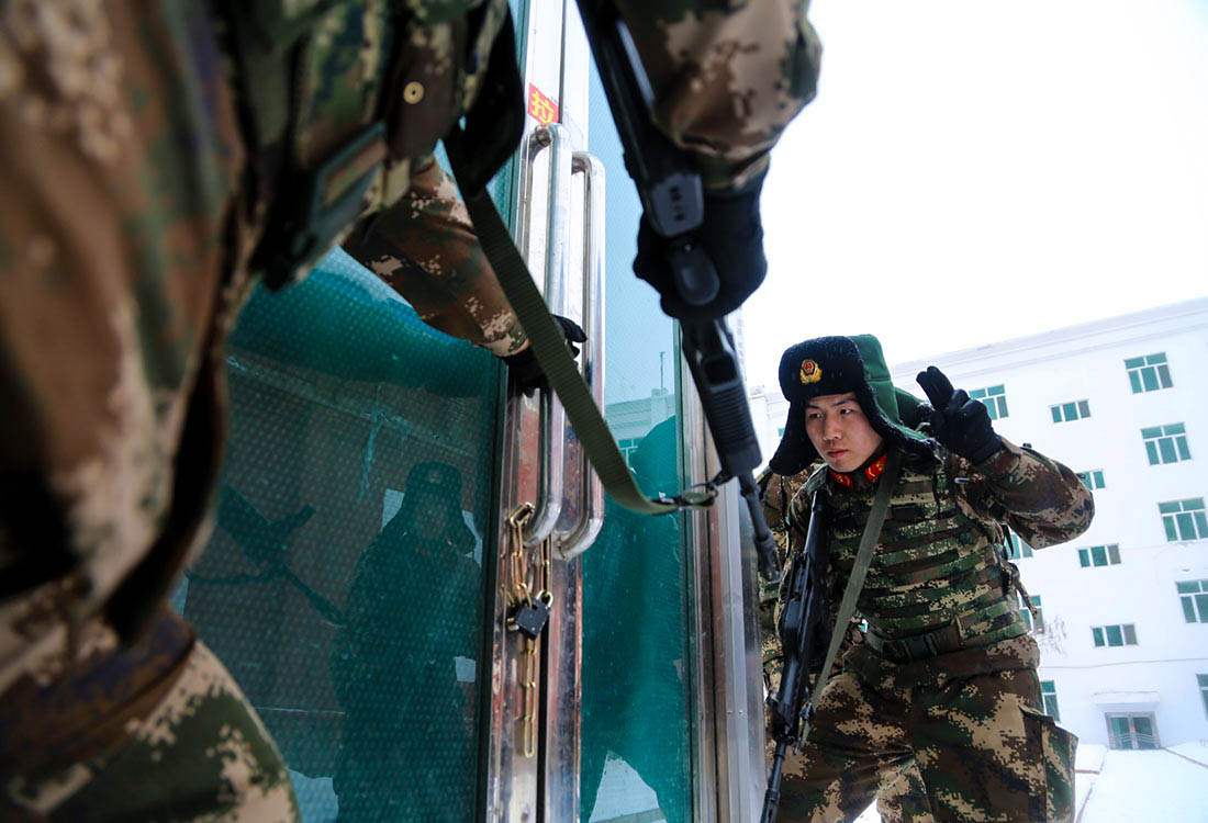 近日,武警新疆总队塔城支队组织官兵开展复杂地域捕歼战斗实战化军事