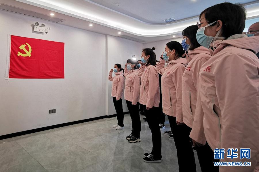 2020年3月4日，在位于湖北省仙桃市的山西省支援湖北抗击疫情前方指挥部，第二批火线入党的新党员进行入党宣誓。新华社发