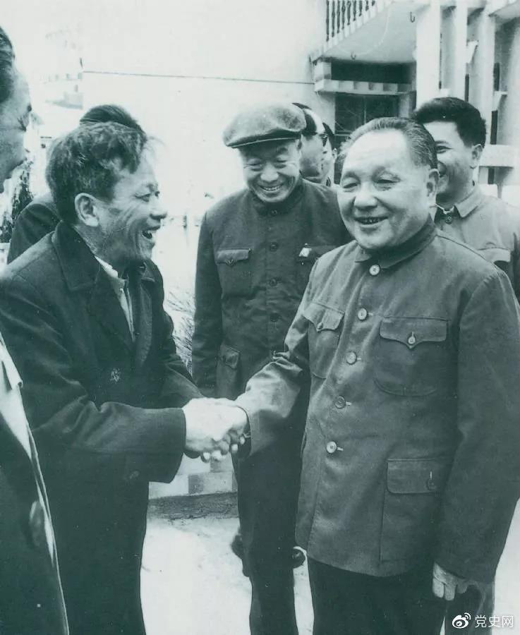 1984年1月25日，邓小平在深圳经济特区走访渔民新村。