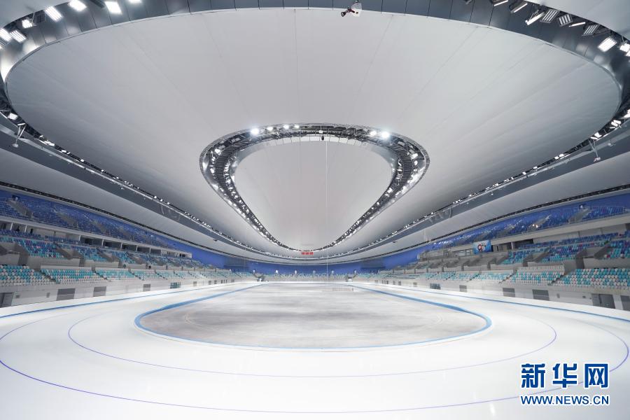 这是2021年1月22日拍摄的国家速滑馆“冰丝带”完成首次制冰后内景。新华社记者 鞠焕宗 摄
